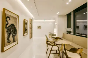 민화 호랑이가 반기는 전통과 모던의 갤러리 카페